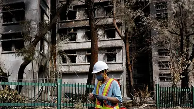 La policía revisa los edificios tras el incendio en Hong Kong, que deja 146 víctimas mortales La policía revisa los edificios tras el incendio en Hong Kong, que deja 146 víctimas mortales