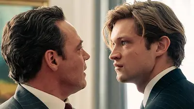 Chico y padre, en escena para serie, se ven enojados Chico y padre, en escena para serie, se ven enojados