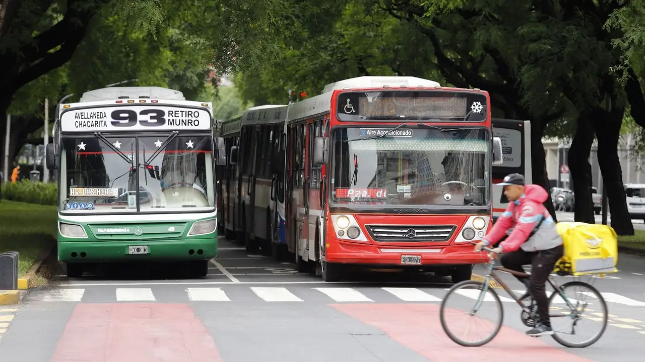 A qué hora podría levantarse el paro de colectivos anunciado para este jueves 9 de abril. Hasta cuándo es el paro de colectivos.