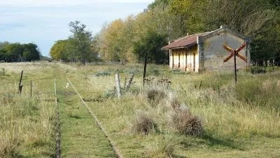 Tiene 15 habitantes, una escuela y un "cuidador" de la estación de tren: el pueblo a 1 hora de CABA que parece detenido en el tiempo Tiene 15 habitantes, una escuela y un "cuidador" de la estación de tren: el pueblo a 1 hora de CABA que parece detenido en el tiempo