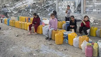 Niños sobre bidones de agua Niños sobre bidones de agua