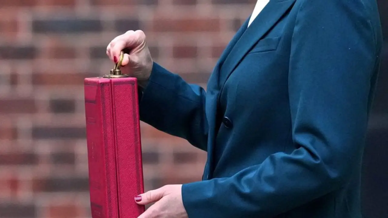 El jefe de la agencia de control fiscal británica dimite tras publicar el presupuesto antes de tiempo