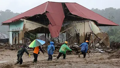 Más de 700 muertos por las inundaciones y corrimientos de tierra en Indonesia Más de 700 muertos por las inundaciones y corrimientos de tierra en Indonesia