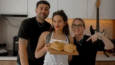 Rosalía haciendo empanadas salteñas. Rosalía haciendo empanadas salteñas.
