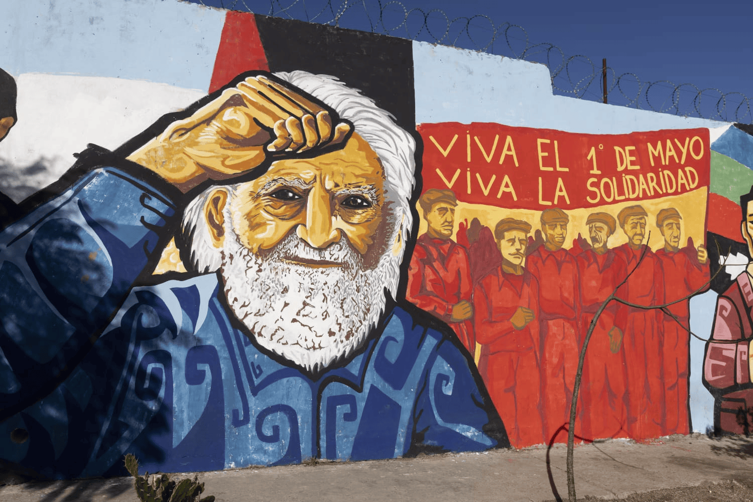 Hace más de 15 años Osvaldo Bayer ayudó a niños a crear un libro y hoy esa escuela lleva su nombre: "Se la jugó por nosotros"