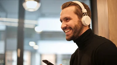 hombre escuchando música. hombre escuchando música.