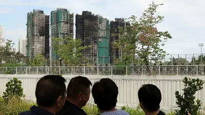 Los damnificados por el incendio de Hong Kong regresan a recoger sus pertenencias entre las ruinas Los damnificados por el incendio de Hong Kong regresan a recoger sus pertenencias entre las ruinas