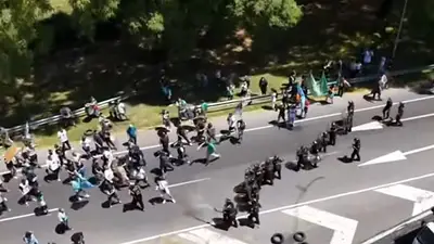 Reprimieron con palos y gas pimienta a trabajadores del INTI sobre General Paz: "Nos gasearon" Reprimieron con palos y gas pimienta a trabajadores del INTI sobre General Paz: "Nos gasearon"