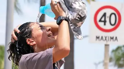 Una chica tirándose agua en la cara Una chica tirándose agua en la cara