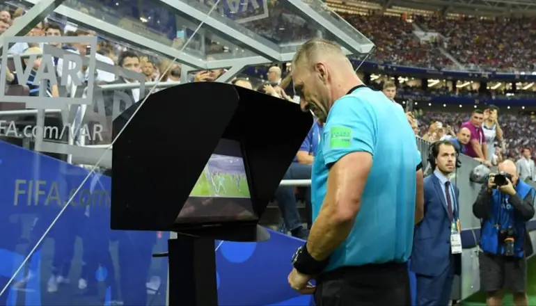 La FIFA sorprendió antes del sorteo del Mundial y quiere cambiar el uso del VAR