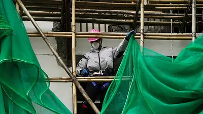 Hong Kong se apresura a retirar las redes de los andamios culpables del incendio mortal Hong Kong se apresura a retirar las redes de los andamios culpables del incendio mortal