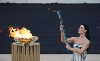 Italia recibe la llama olímpica de los Juegos Olímpicos de Invierno de Milán antes del relevo | Entrega