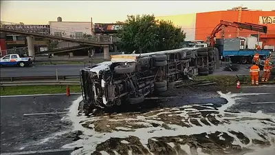 Corte total en la Panamericana por el vuelco de un camión con derrame de combustible Corte total en la Panamericana por el vuelco de un camión con derrame de combustible