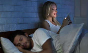 Esteban Rivas, psicólogo: "La infidelidedad empieza con el celular" | Infidelidad