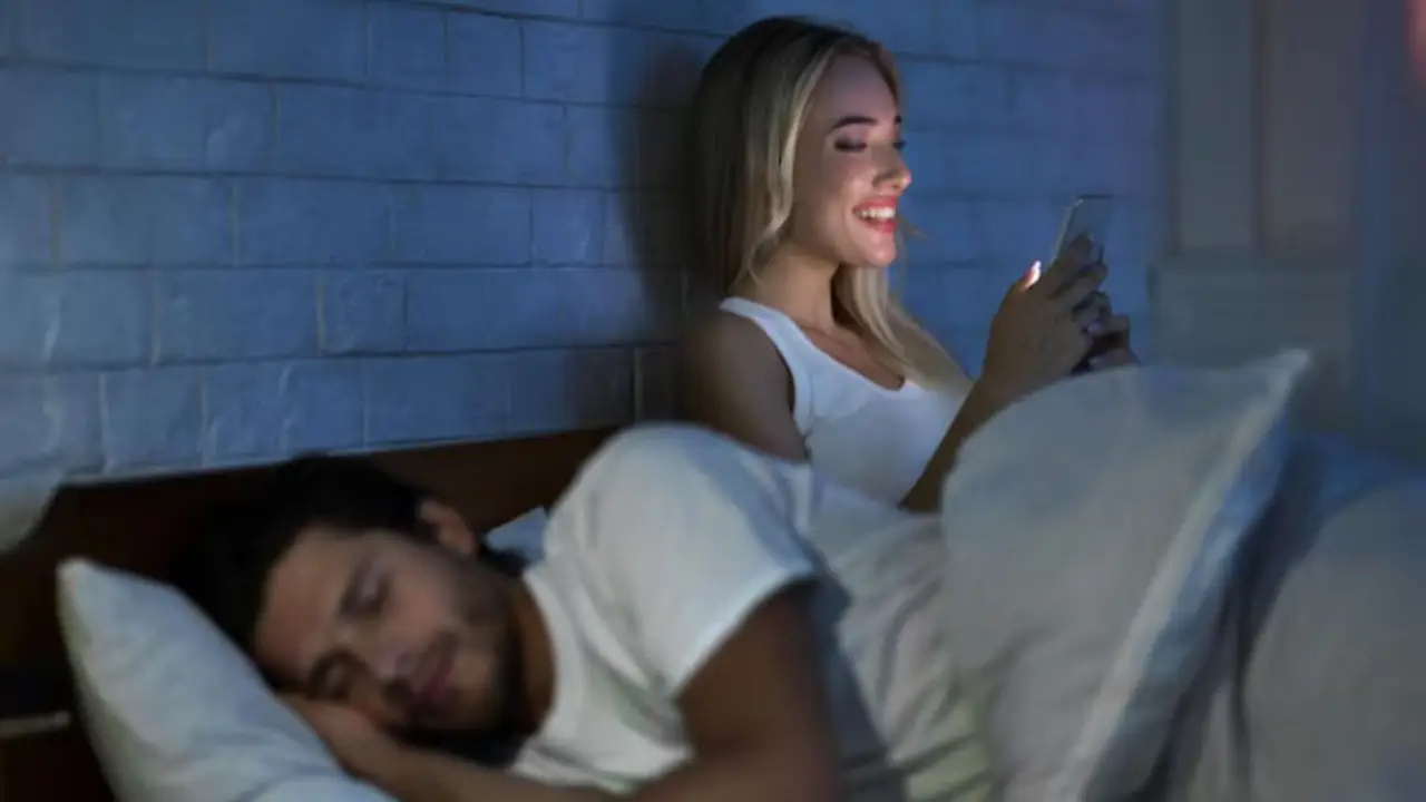 Por qué la infidelidad comienza con el celular.
