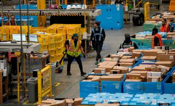 Amazon planea cortar lazos con Servicio Postal EEUU mientras construye su propia red: Washington Post | Amazon