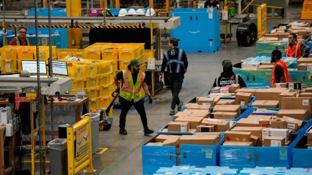 Amazon planea cortar lazos con Servicio Postal EEUU mientras construye su propia red: Washington Post