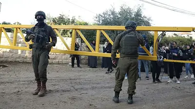 Soldado israelí custodiando una barrera temporal en Yenín, en la Cisjordania ocupada (Reuters). Soldado israelí custodiando una barrera temporal en Yenín, en la Cisjordania ocupada (Reuters).