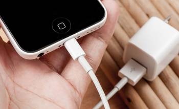 ¿Es peligroso cargar tu iPhone con cargador Android? | Celulares
