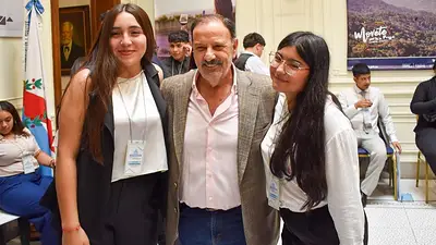 Juventud, participación y mirada federal: jóvenes riojanos debatieron proyectos en el Congreso acompañados por Quintela Juventud, participación y mirada federal: jóvenes riojanos debatieron proyectos en el Congreso acompañados por Quintela