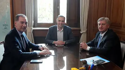 Santilli y Adorni recibieron al gobernador de La Pampa, que fue a "reclamar una deuda" Santilli y Adorni recibieron al gobernador de La Pampa, que fue a "reclamar una deuda"