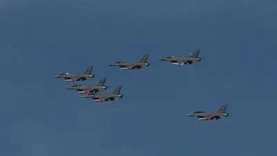 Con la tuya: los aviones F16 sobrevolaron la Ciudad de Buenos Aires Con la tuya: los aviones F16 sobrevolaron la Ciudad de Buenos Aires