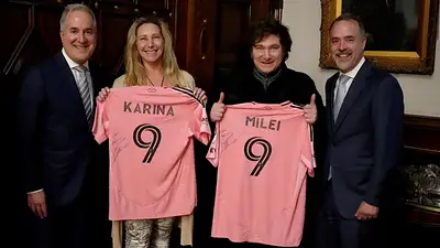 Javier Milei con la camiseta del Inter de Miami Javier Milei con la camiseta del Inter de Miami