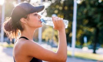 Por qué no deberías volver a rellenar las botellas de plástico con agua: el riesgo que poc | Consejos de salud