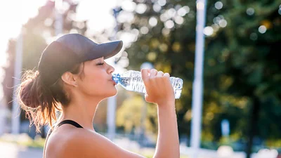 mujer tomando agua de botella. mujer tomando agua de botella.