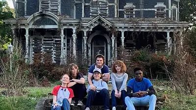 Elenco de Stranger Things en exterior de casa. Elenco de Stranger Things en exterior de casa.