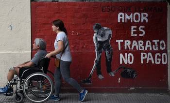 Por qué las mujeres trabajan más y viven peor en la era Milei | Género