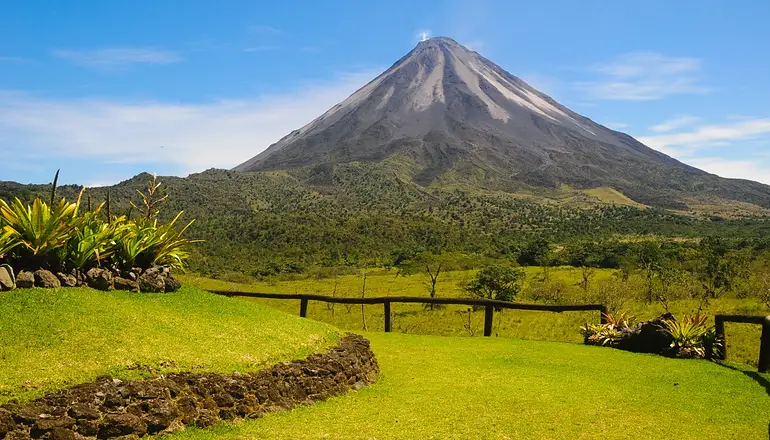 La Fortuna: naturaleza indómita, aventura y bienestar al pie del Volcán Arenal