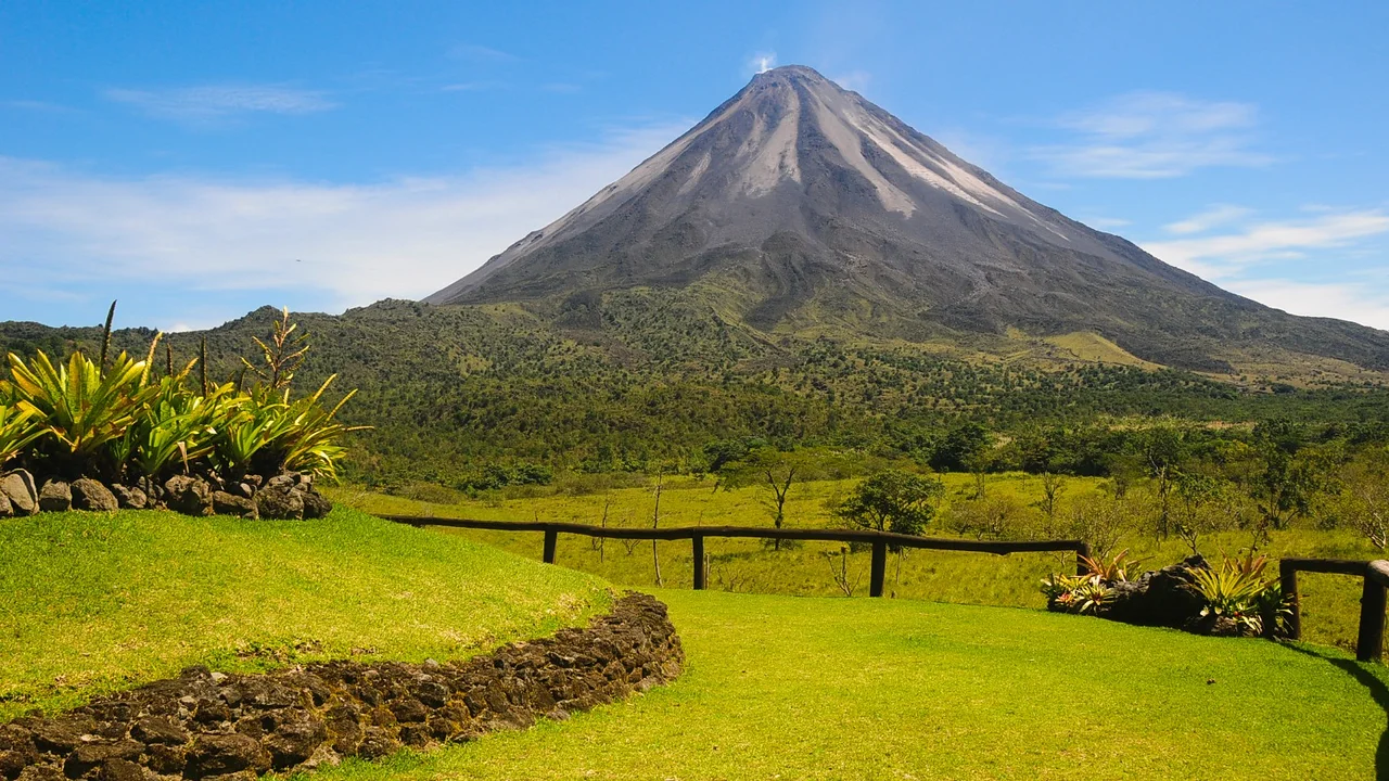 La Fortuna: naturaleza indómita, aventura y bienestar al pie del Volcán Arenal