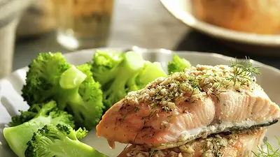 Salmón con brócoli. Salmón con brócoli.