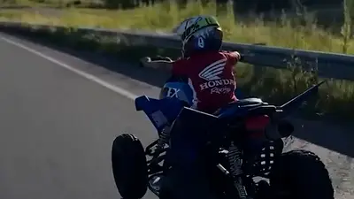 Polémica al volante: filmó a su hijo de 5 años manejando un cuatriciclo sin casco y le sacaron la licencia Polémica al volante: filmó a su hijo de 5 años manejando un cuatriciclo sin casco y le sacaron la licencia