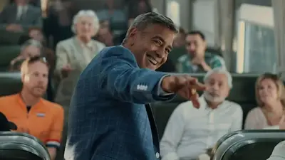 George Clooney baila en tren con personas mayores George Clooney baila en tren con personas mayores