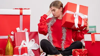Una mujer rodeada de regalos Una mujer rodeada de regalos