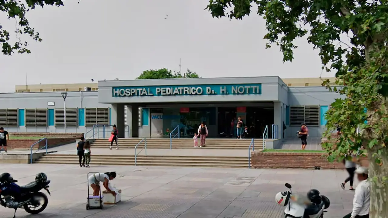 Hacía marcha atrás con la camioneta y atropelló a su hijo de 2 años: el duro caso de Mendoza