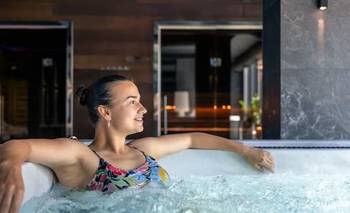 Fue a un spa, se metió al jacuzzi y se encontró con lo peor | Virales