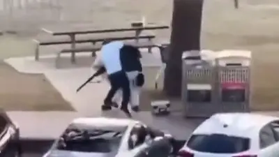 El increíble video que muestra cómo un hombre común desarmó a uno de los atacantes en Australia El increíble video que muestra cómo un hombre común desarmó a uno de los atacantes en Australia