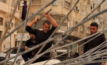 Los habitantes de Gaza buscan barras de hierro entre los escombros para sobrevivir | Conflicto en medio oriente