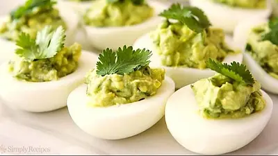 huevos rellenos de palta. huevos rellenos de palta.