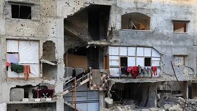 Gazatíes luchan por recuperar cadáveres mientras tormentas azotan edificios dañados por la guerra Gazatíes luchan por recuperar cadáveres mientras tormentas azotan edificios dañados por la guerra