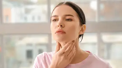 Una chica agarrándose la garganta Una chica agarrándose la garganta
