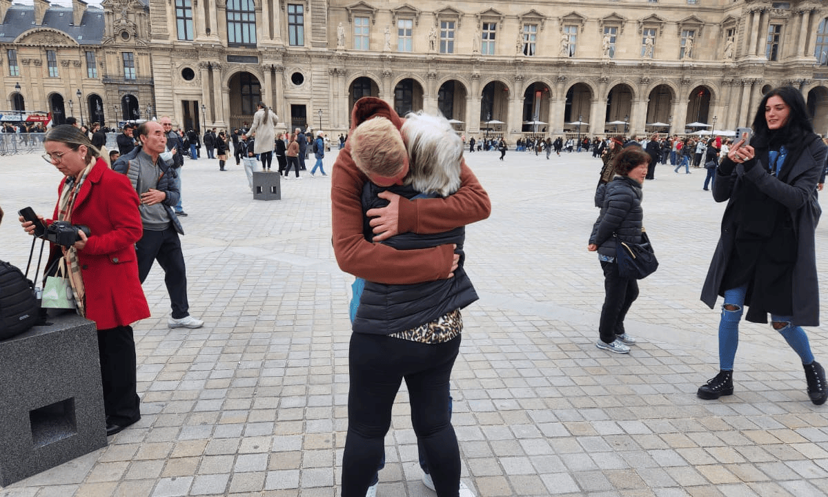 El abrazo que cruzó el océano: Mónica conoció en París a su donante de médula alemán