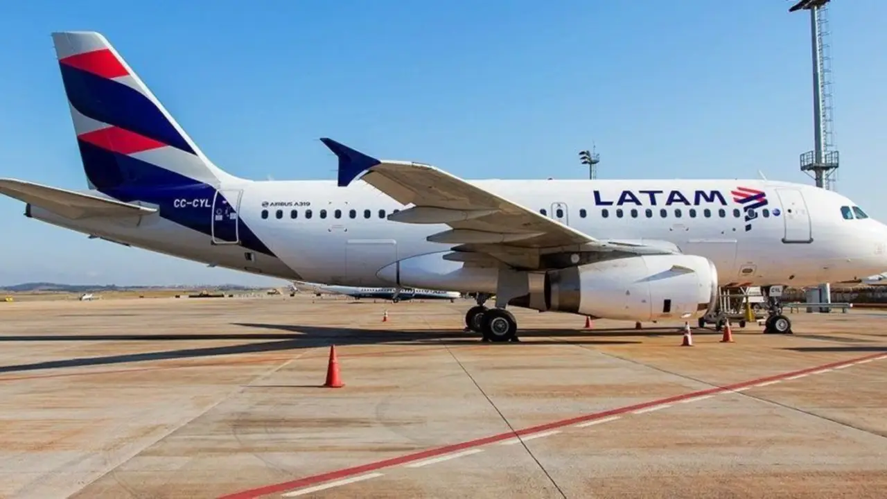 Cielos abiertos: Milei habilitó la entrega total del negocio a LATAM sin pedir nada a cambio