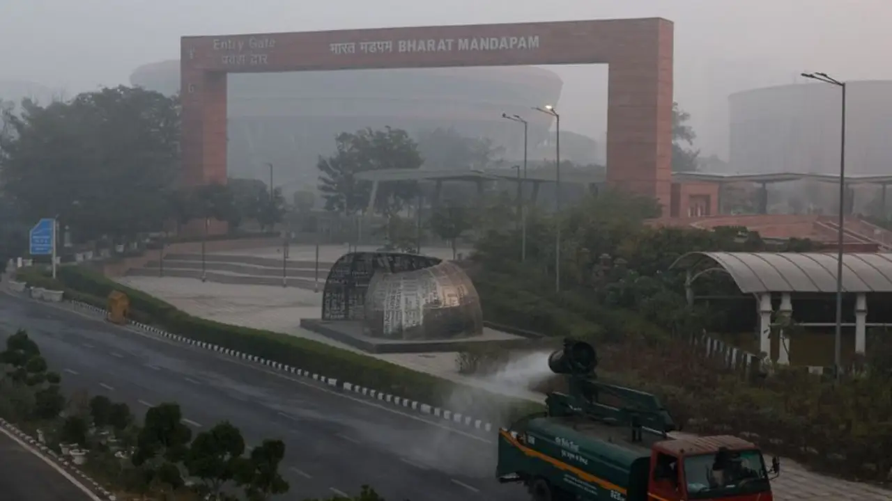 Delhi restringe vehículos y asistencia a oficinas para intentar combatir la polución
