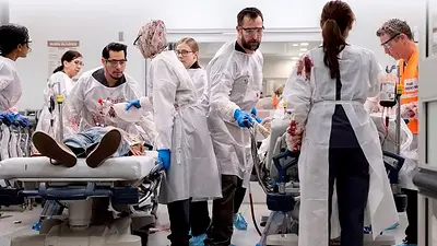 Grupo de doctores atienden pacientes en emergencias Grupo de doctores atienden pacientes en emergencias