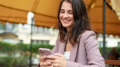 mujer con el celular. mujer con el celular.
