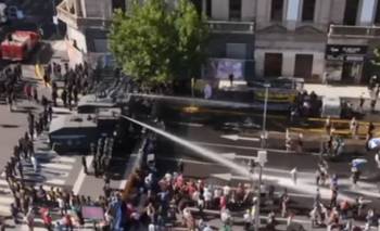 Reprimen otra vez a jubilados y estos denuncian infiltrados | Congreso